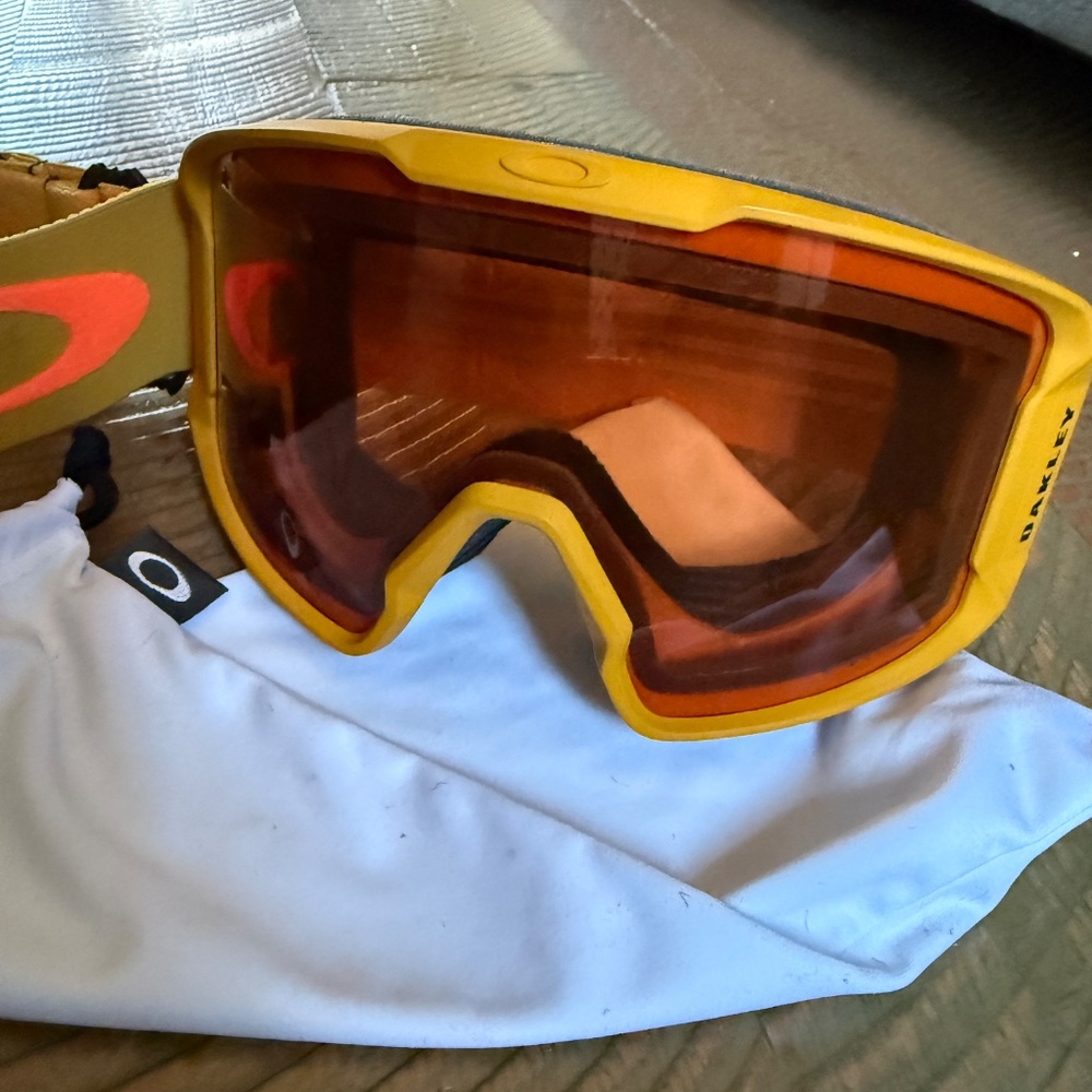 Oakley Line Miner ski goggles in a Icon Mustard color with Prizm Persimmon lens - Picture 5 of 12